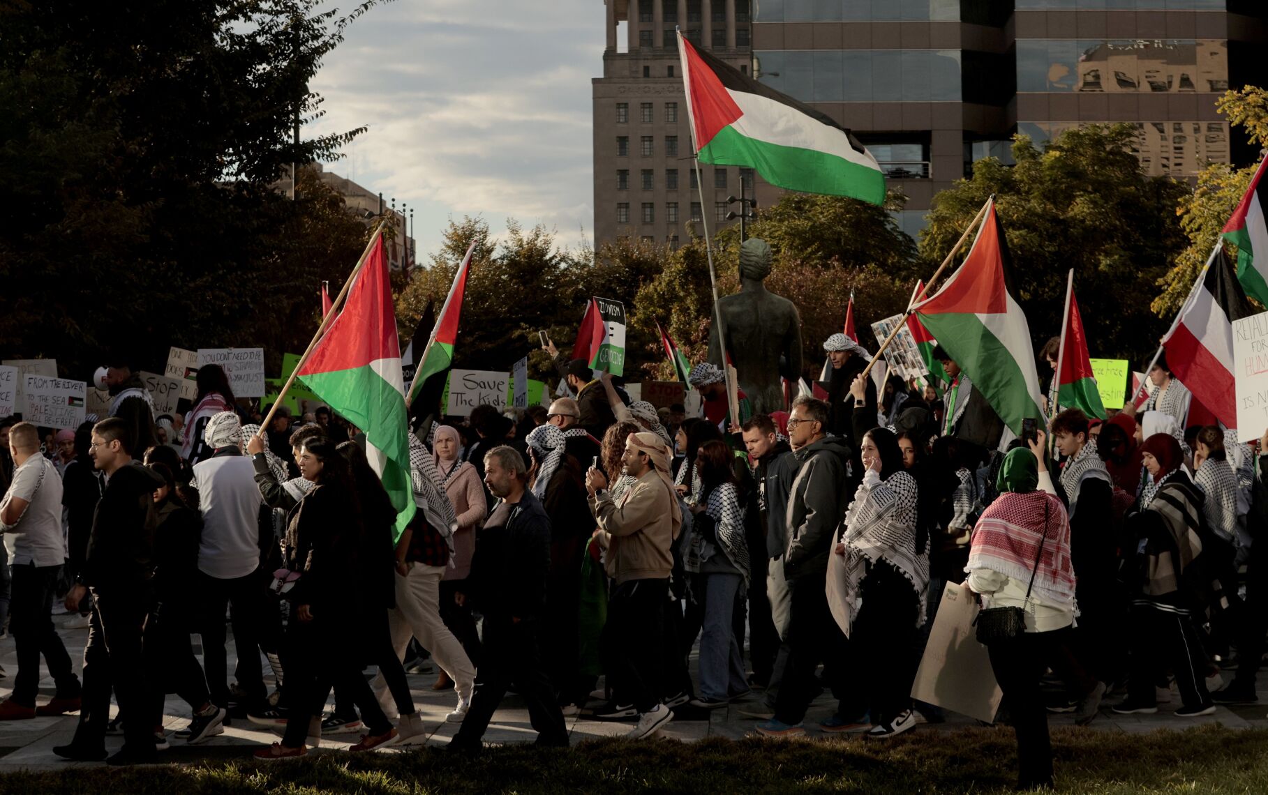 More than 1000 march demanding to end Israel-Hamas War